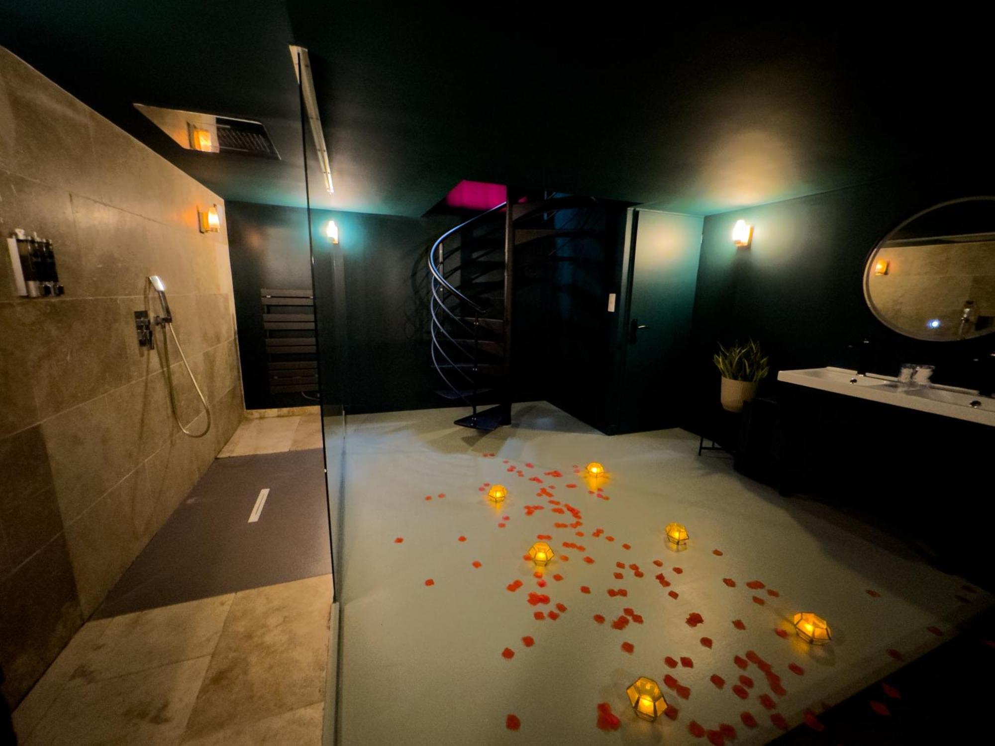Mieuxqualhotel Jacuzzi Privatif Velvet Desire บอร์โด ภายนอก รูปภาพ