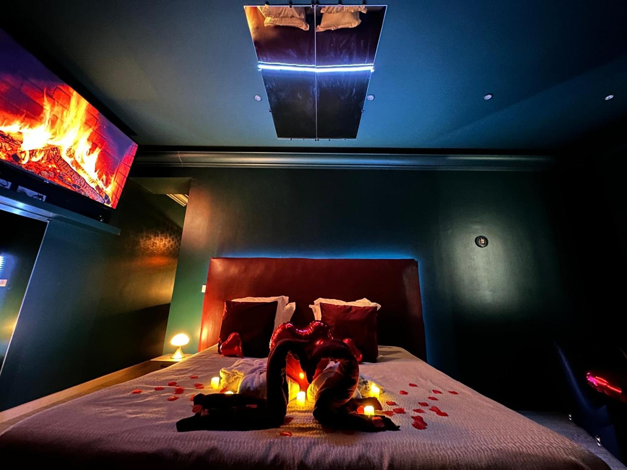 Mieuxqualhotel Jacuzzi Privatif Velvet Desire บอร์โด ภายนอก รูปภาพ