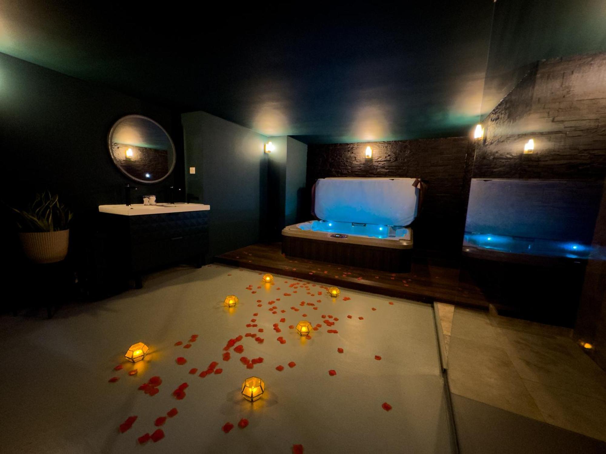 Mieuxqualhotel Jacuzzi Privatif Velvet Desire บอร์โด ภายนอก รูปภาพ